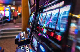 ygn999 Live Baccarat ဇယားတွင် Professional Dealer ကတ်ဖြန့်နေသောမြင်ကွင်း